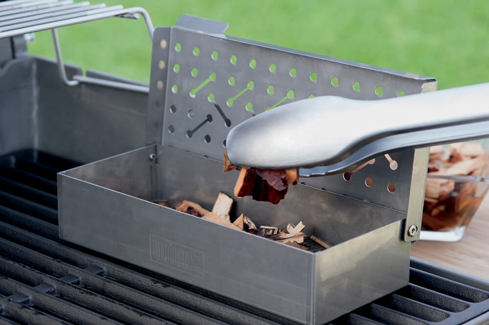 Univerzálny údiaci box Weber-vkladanie-stiepky